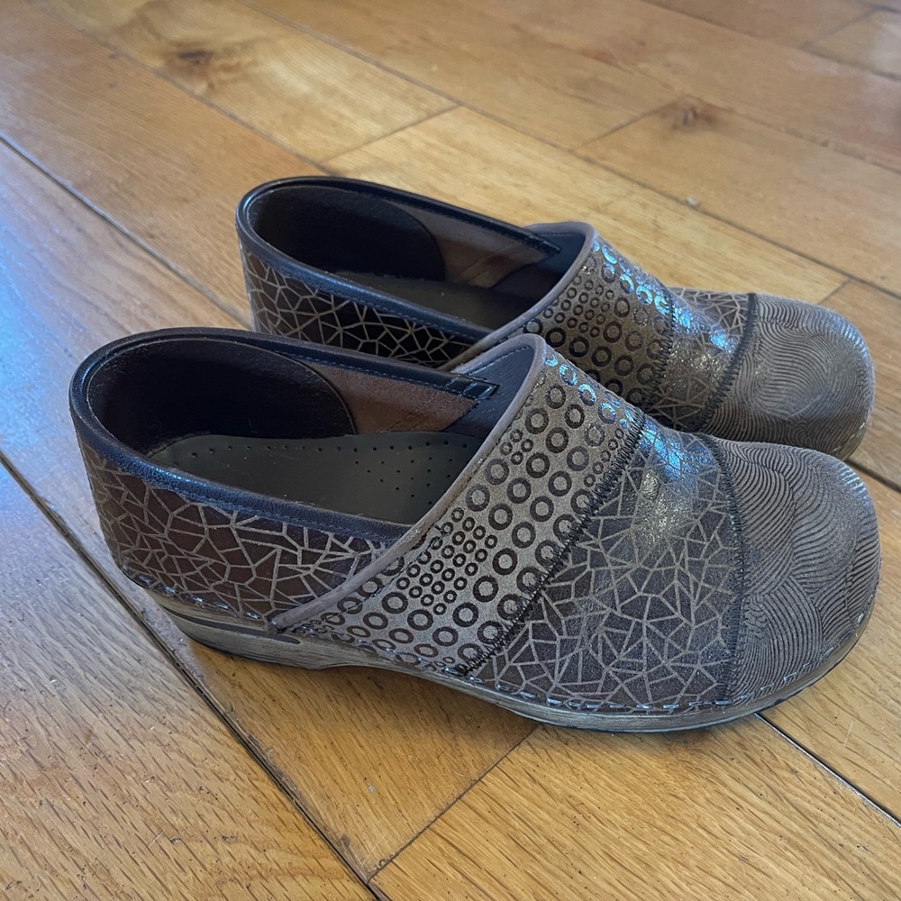 Sanita Brown Mixed Media Clogs 40 8.5/9